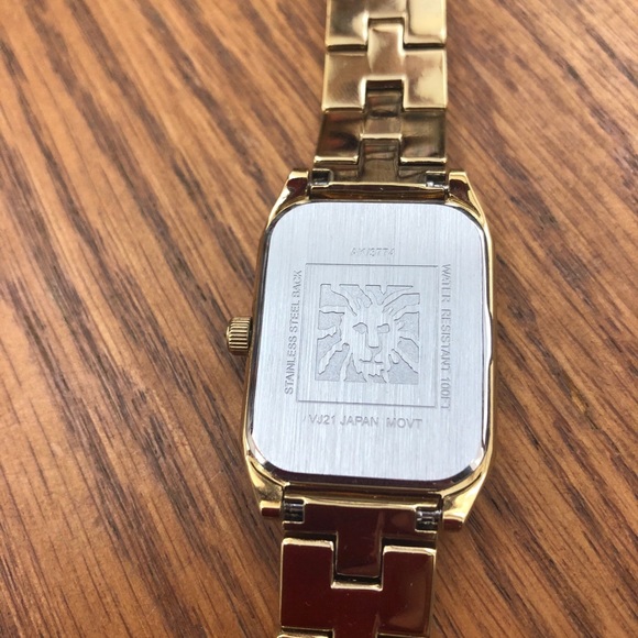 Octagonal Shaped Metal Bracelet Watch - Picture 6 of 7